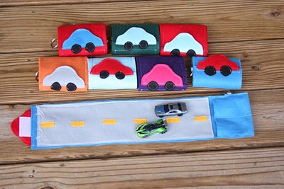 А внутри - гараж с двумя машинками  - машинки 1.JPG