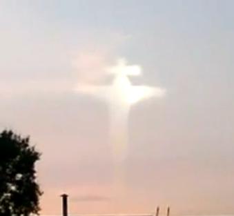 Чудеса православия - Патриарший Крест в небе над Костромской областью.jpg