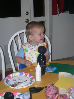 Как сделать пингвина. Тут выкрашенная в черный бутылка и голова из выкрашенного поролона. - dscn2464.jpg