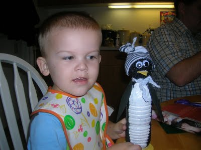 Посередине бутылка красится белым, делается мордочка, шапка и шарфик из носка - DSCN2467.JPG