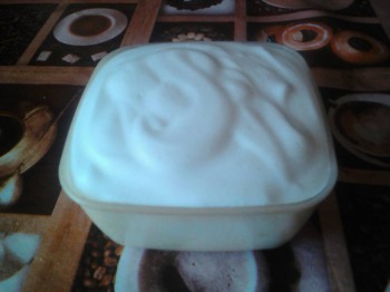 Воздушный крем из нутового отвара и сахарной пудры