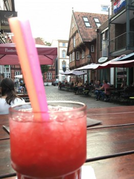 Вышли посидеть в кафе. Выпила коктейль. На фото видно только часть улицы с рестораном. А так по всей улочке от начала до конца по обеим сторонам рестораны-бары. Сегодня все полно было.