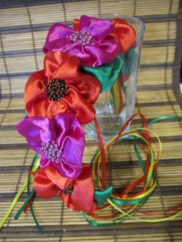 Венок с завязочками, можно одевать как обруч