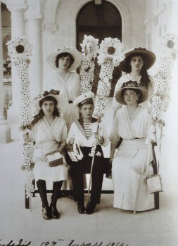 Посмотрите фотографии Царской семьи - 0_16cc71_5b2f903b_orig.jpg