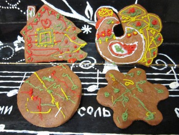 Отдала детям на растерзание. Украшали сахарными карандашами