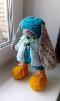 В комбинезоне.