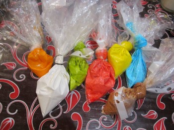 Крашеная глазурь (один белок и пудра) Такого кол-ва хватает на одну порцию пряников, но с учетом, что у меня было большое яйцо