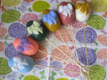 Яйца 3Д. Использовала обычную пластиковую форму (половинку), потом вставляла шпажку и склеивала половинки вместе