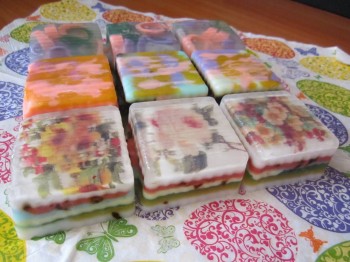 Так я использую остатки, верх только оформляю по разному, а потом выливаю остатки основы в беспорядке, получаются кубики-пирожные