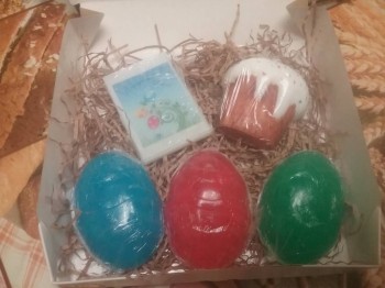 Вот такие наборчики получались (мыльца блестят, потому что обёрнуты плёнкой)