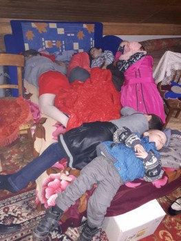 наш диванчик на клиросе, из всех спящих трое моих