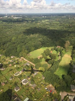 Это наш самолёт, уже перед аэропортом.