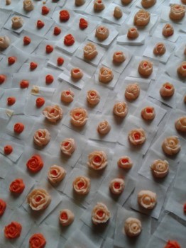 А это розы из айсинга, для украшения пряников.