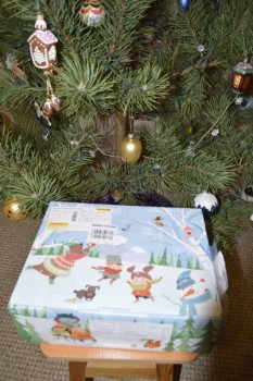 Красивая коробка, которую выдали на почте.