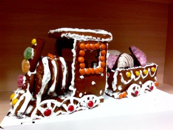 Ох, помучались пока собирали его. Маша старалась ))