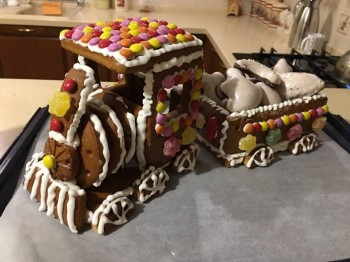 Знакомая сделала свой паровозик , очень аккуратно.