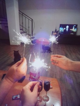 Очень нравится мне эта фотография, такая семейная)))