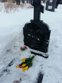 Мама с бабушкой сегодня традиционно у него на могилке.