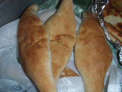 Хачапури лодочкой, перед готовкой подоют горячим с сирым яйцом сверху(так чтобы яйцо от теплоты запеклось)