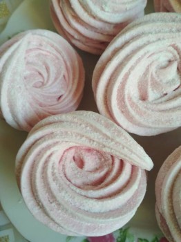 Малиновые, цвет натуральный.