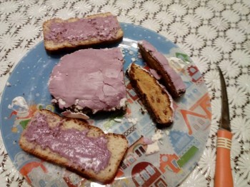 Лишняя глазурь пошла на хлеб просто