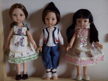 Заказала им у мастерицы костюмы в фольклорном стиле.