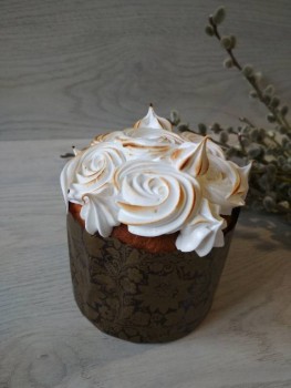 Итальянская меренга обработанная горелкой.