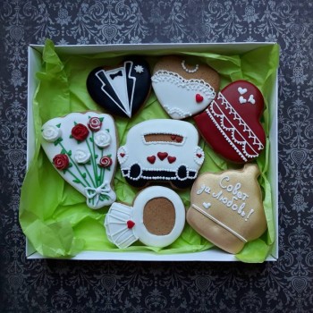 Слева, сверху и снизу свободные места, увидела это только на фото, доложила просто сердечками.