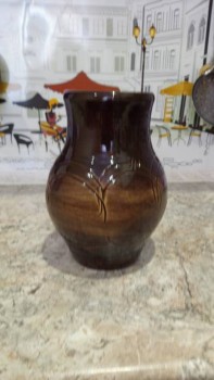 светлое место у меня на кухне, вот и пришлось там фотографировать вазу, чтобы передать всю ее красоту.