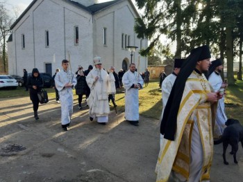 По дороге на озеро (монастырь находится прямо на берегу).