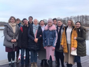 Девочка с распущенными волосами тоже окуналась с головой. К нашему изумлению волосы остались практически сухими.