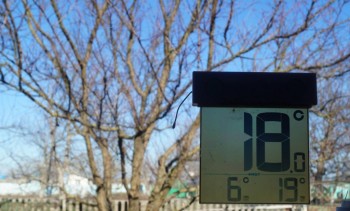 Термометр мелкими цифрами показывает суточный минимум и максимум, текущая температура - самые крупные цифры