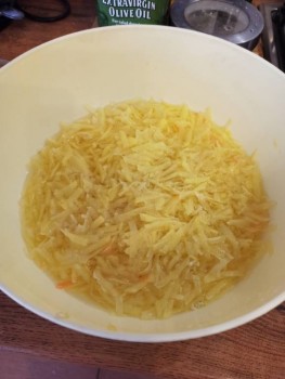 Сырая картошка в терку(добавить соль, специи, еще я добавила овсянку)