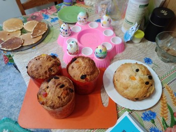 В этом году быстрые куличи. Справа - неудачник, который упал перед выпечкой на пол, но держится молодцом :-)