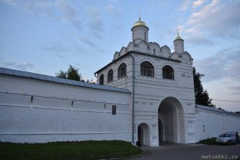Святые врата с надвратной церковью Благовещения