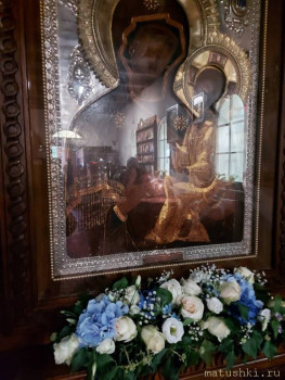 У иконы Тихвинской Божьей Матери
