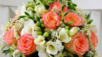 Поздравляем Журавушку с Днём рождения  - 1656318092_72-mykaleidoscope-ru-p-prazdnichnie-buketi-iz-zhivikh-tsvetov-kra-73.jpg