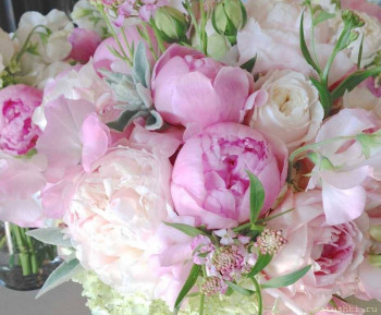 Факел, с днем рождения  - 1656004708_19-mykaleidoscope-ru-p-buket-iz-pionov-i-roz-krasivo-foto-20.jpg