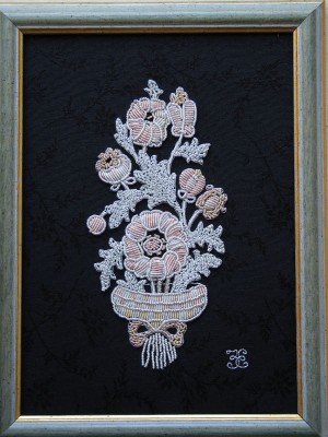 Букет<br />Орнаментальное шитьё (канитель,шнур)<br />Работа Дины Владимировны