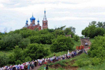 Крестный ход заходит в село