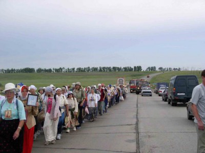 идет крестный ход