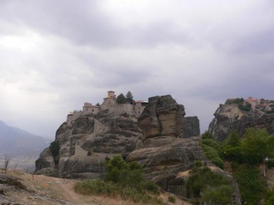 Метеоры - монастыри на отвесных скалах. Аж дух захватывает.