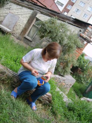 Это я чай в огороде возле бассейна пью, а за моей спиной те самые "бдительные" окна.