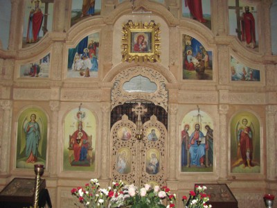 Иконастас и месночтимая  икона Пресвятой Богородицы (Казанская)