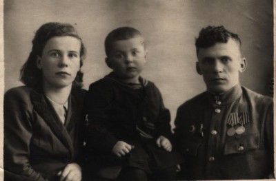 Великая отечественная война - Юркины Вера и Алексей и дочь Ирина.jpg