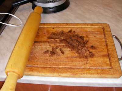 лепешку по краям срезала и скалкой размяла получилась крошка для украшения