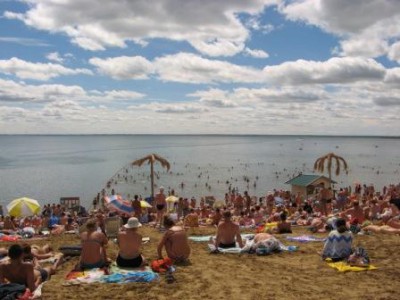 На пляже яблоку не где упасть.