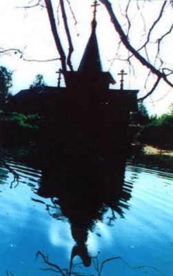 Чудеса православия - На отражении в воде появился силуэт батюшки Серафима..jpg