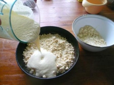 Онлайн меню на каждый день - выливаем творог на тесто.jpg