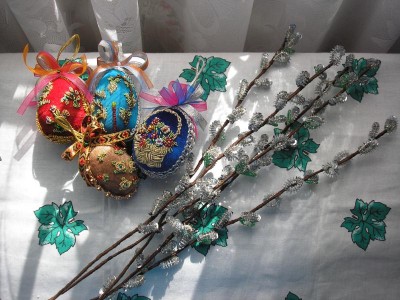 несколько яиц и веточки вербочки